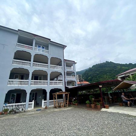 Hotel Beliy Dom Kwariati Exterior foto